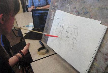 طالبة فنون تستخدم فمها للرسم